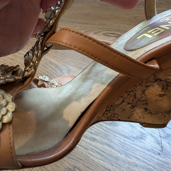 CHANEL Camellia Cork Wedge Sandals | Tan/Brown | Size 39 1/2 (Fits like US 7.5) - Picture 10 of 16